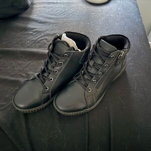 Clark’s Boots Women’s 8.5 brand new in box